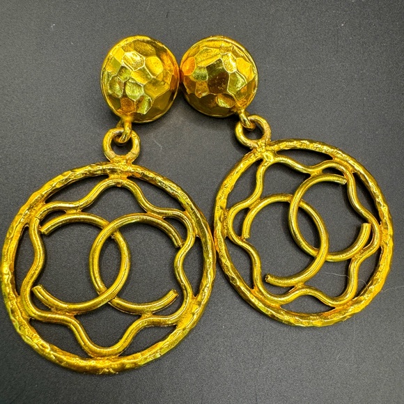 ‼️FINAL PRICE‼️LOT 1053 24K gold plated EXTRA LARGE Chanel vintage clips - Picture 1 of 9